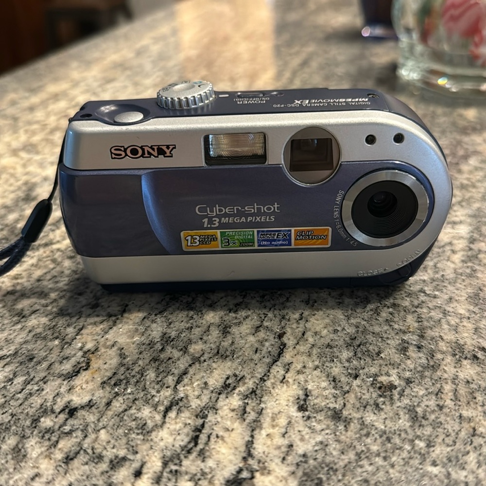 Vintage sony cybershot camera 1.5 mega pixels